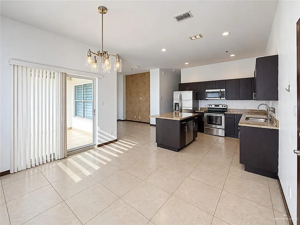 3 bed, 2.0 bath, 1300 sqft, $1,500 — Photo 4