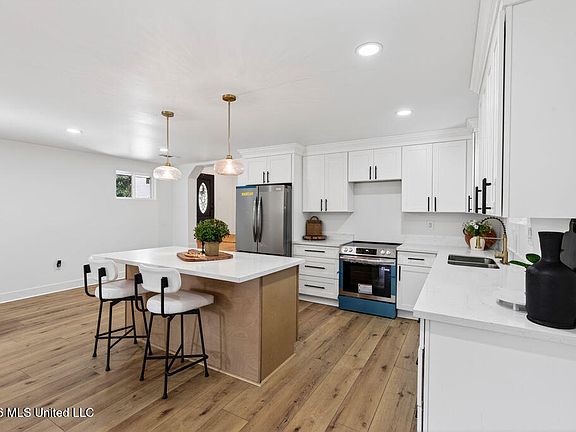 2nd image of 901 De La Pointe Dr