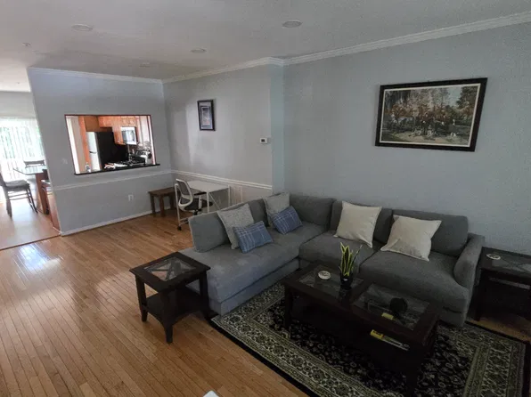 210 Twelve Oaks Dr, Gaithersburg, MD 20878
