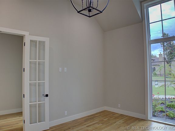 5th image of 211 E 34th St