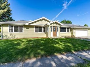 805 N 25th St, Grand Forks, ND 58203