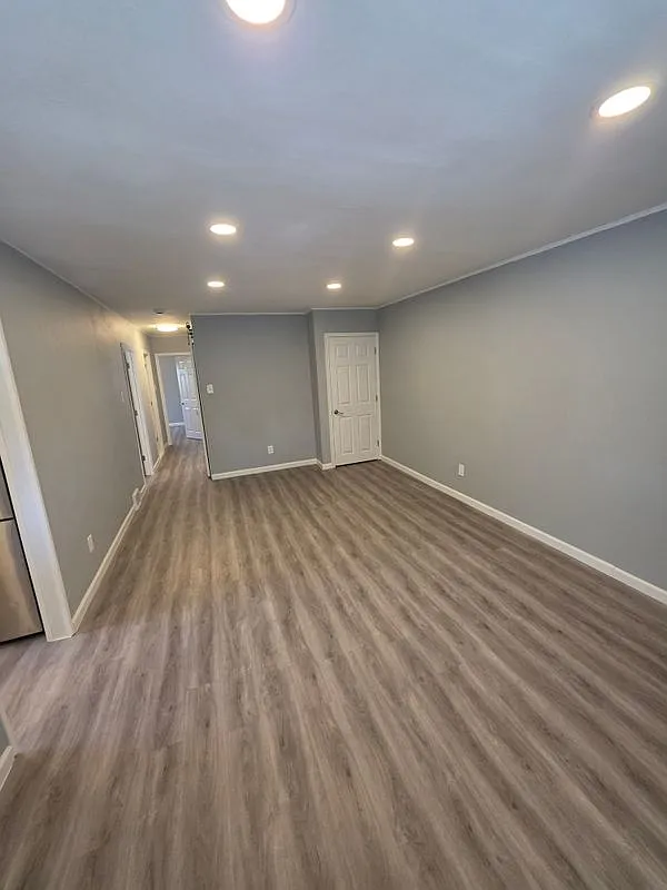 3 bed, 1.0 bath, 1100 sqft, $2,300 — Photo 4