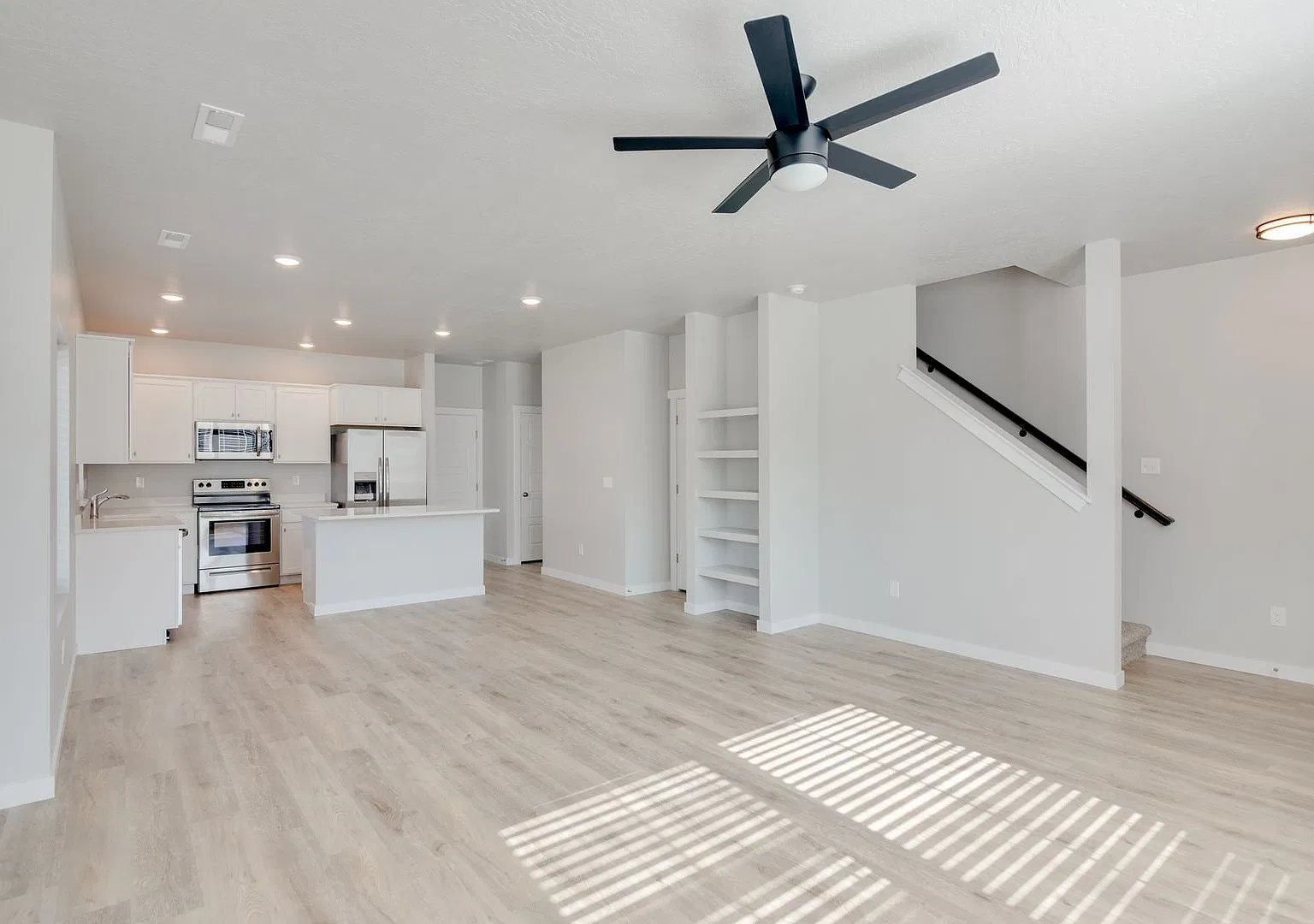This gorgeous 3 bedroom, 2.5 bath townhome is ready for you to call home! — Photo 1