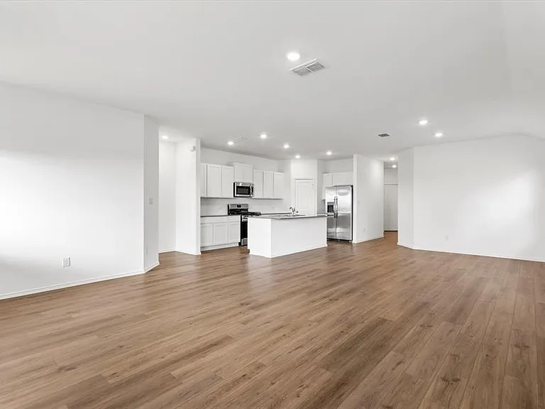 363 Avre Loop — Photo 15