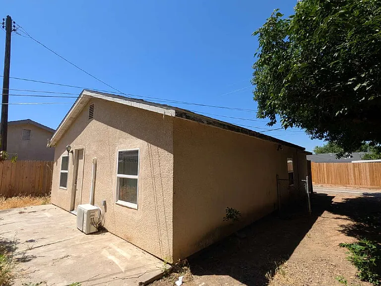 140.5 S G St — Photo 12