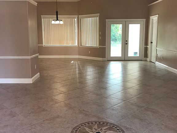 4th image of 16 Boxwood Ln