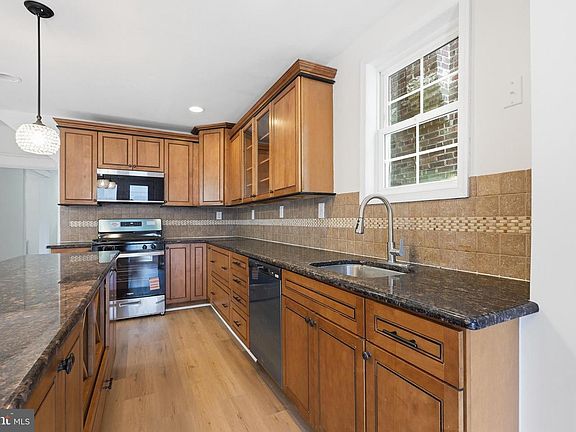 4th image of 401 W 22nd St