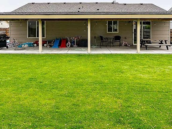 2nd image of 424 Arbutus Ave