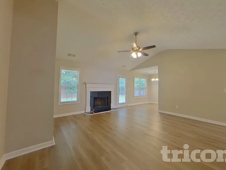 20 E Lawn Dr — Photo 2