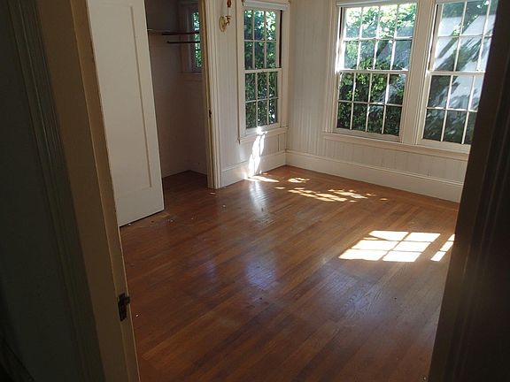 3rd image of 912 King St