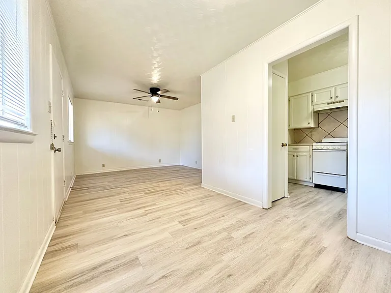 419 W Sycamore St — Photo 11