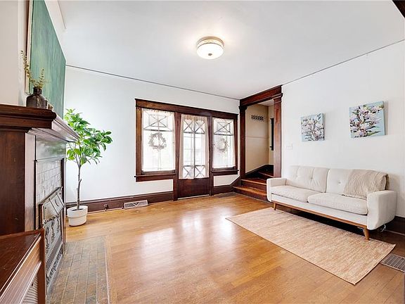 5th image of 3029 E 7th St