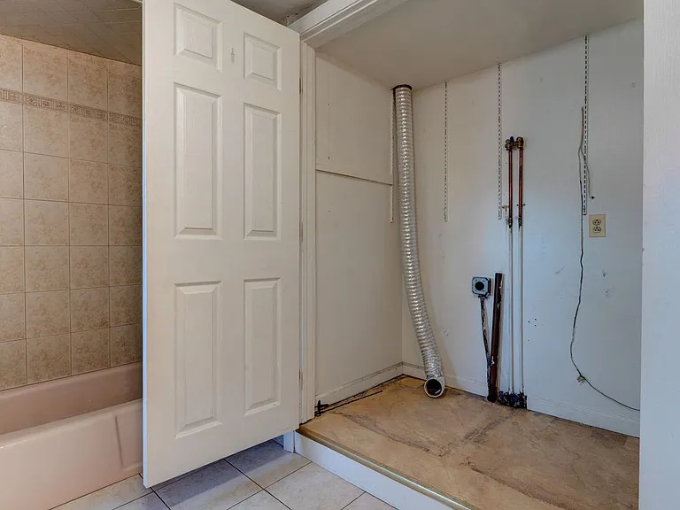 1091 S Main St #2 — Photo 21
