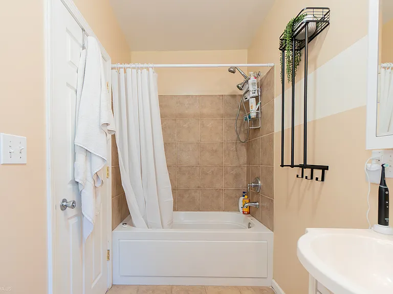 2035 W Fargo Ave #2 — Photo 10
