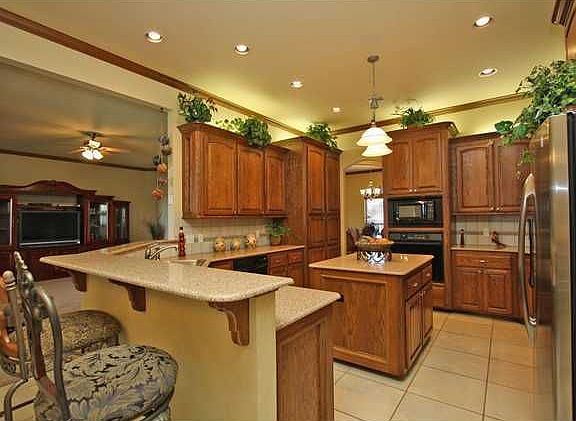 4th image of 208 S Chardon Dr