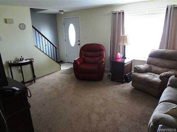 3rd image of 160 Holiday Ln