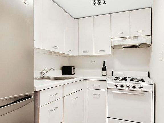 5th image of 430 W 34th St APT 17J