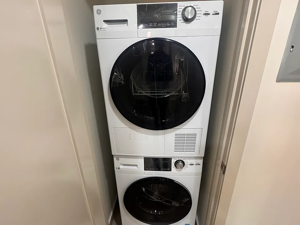 Convenient in-unit washer and dryer.