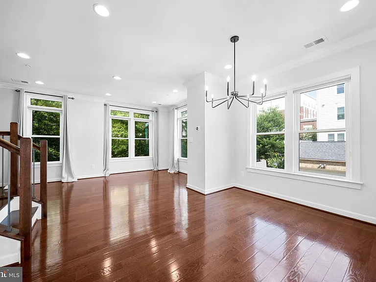 1121 S Lincoln St — Photo 17