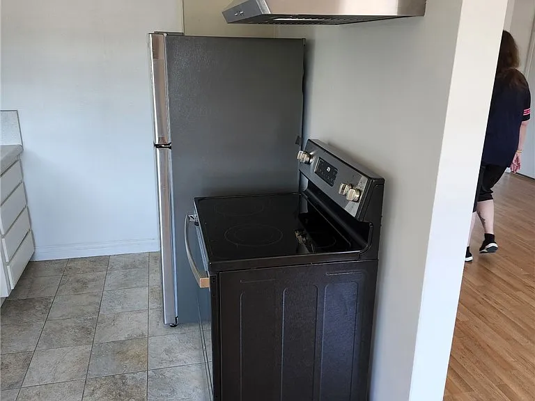 1525 E 2nd St #6 — Photo 13