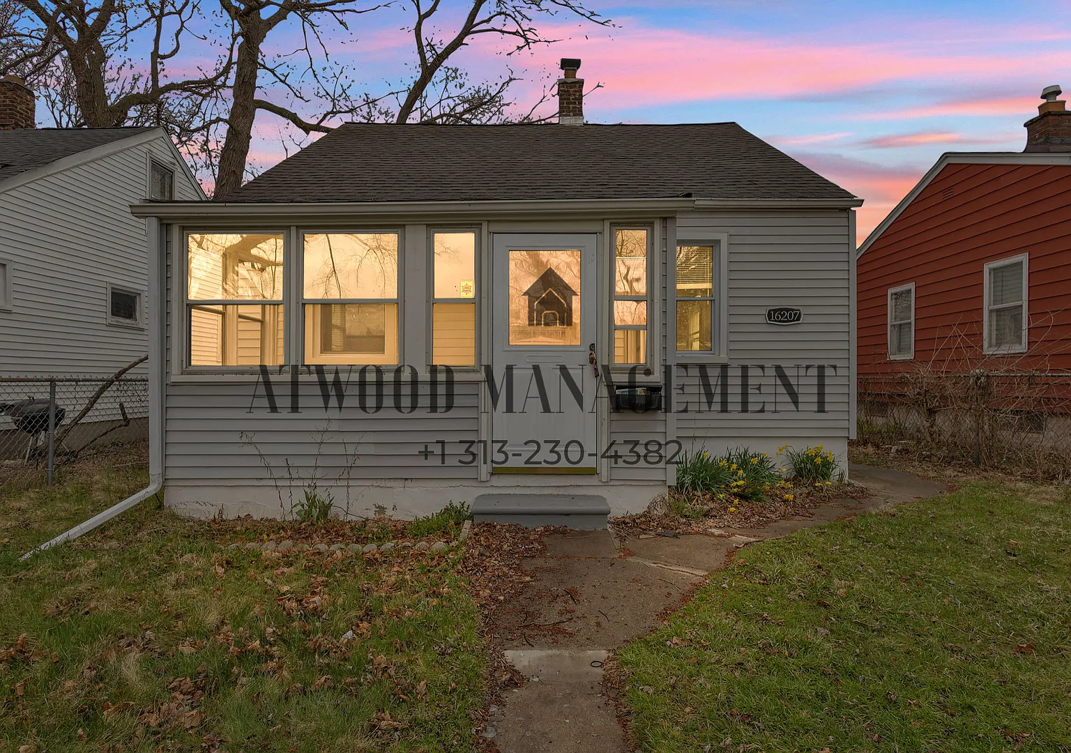 This beautifully updated 3-bedroom, 1-bath single-family home is ready for move-in! — Photo 1
