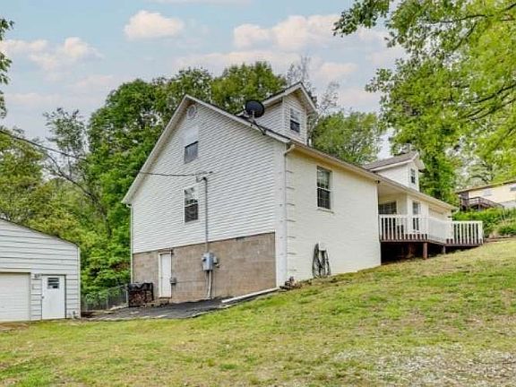 2nd image of 15999 Linden Ln