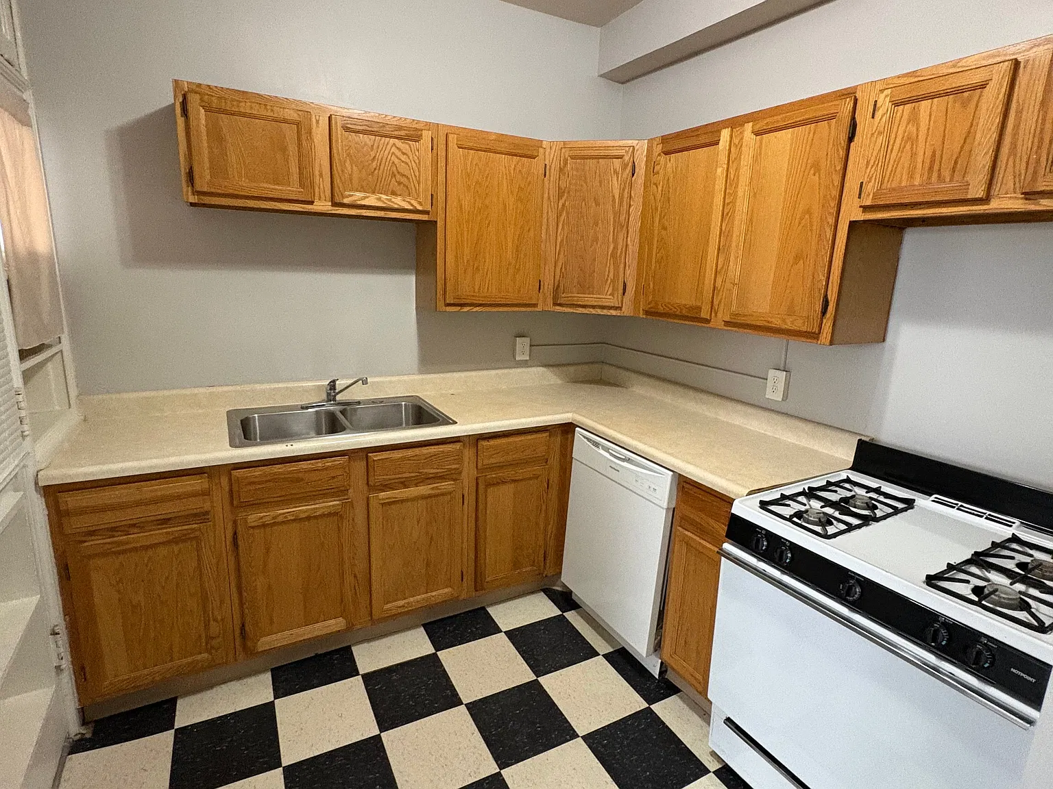 2 bed, 900 sqft, $995 — Photo 3