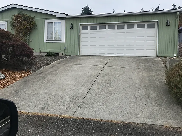 2198 Victoria Ave — Photo 2