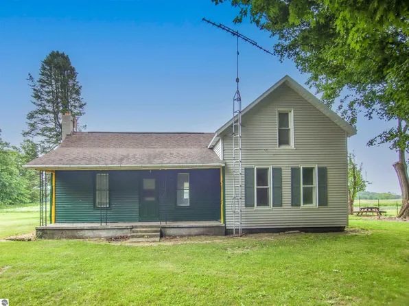 21935 Read Rd, Copemish, MI 49625