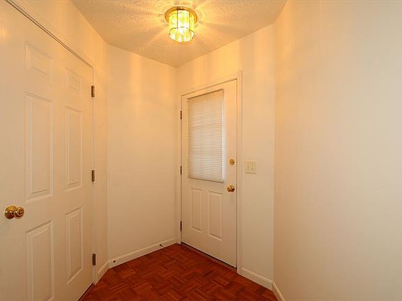 3rd image of 729 Southmeadow Cir