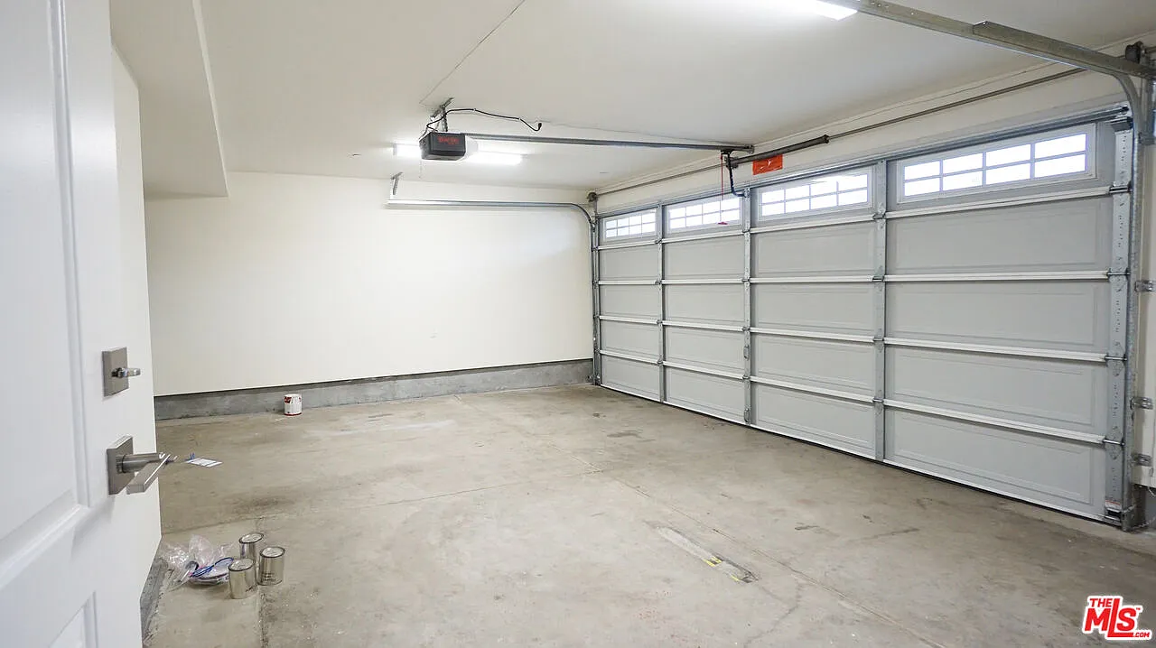 3 bed, 3.0 bath, 2071 sqft, $4,000 — Photo 4