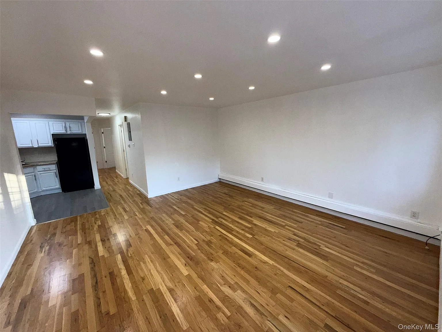 3 bed, 1.5 bath, 1850 sqft, $3,753 — Photo 3