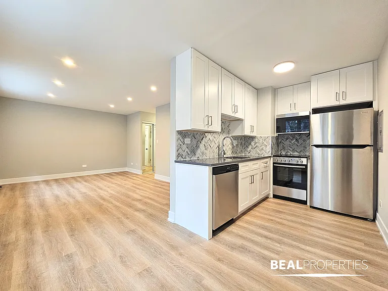 452 W Oakdale — Photo 19