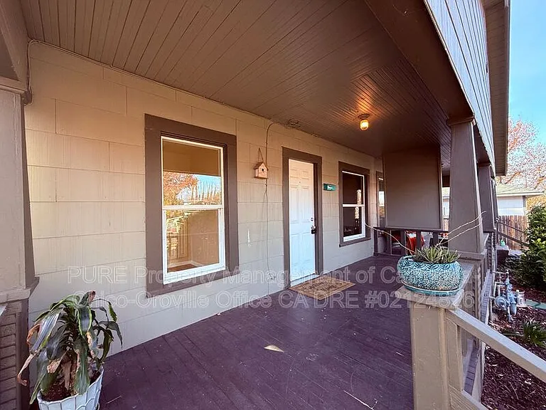 1532 Bridge St — Photo 2