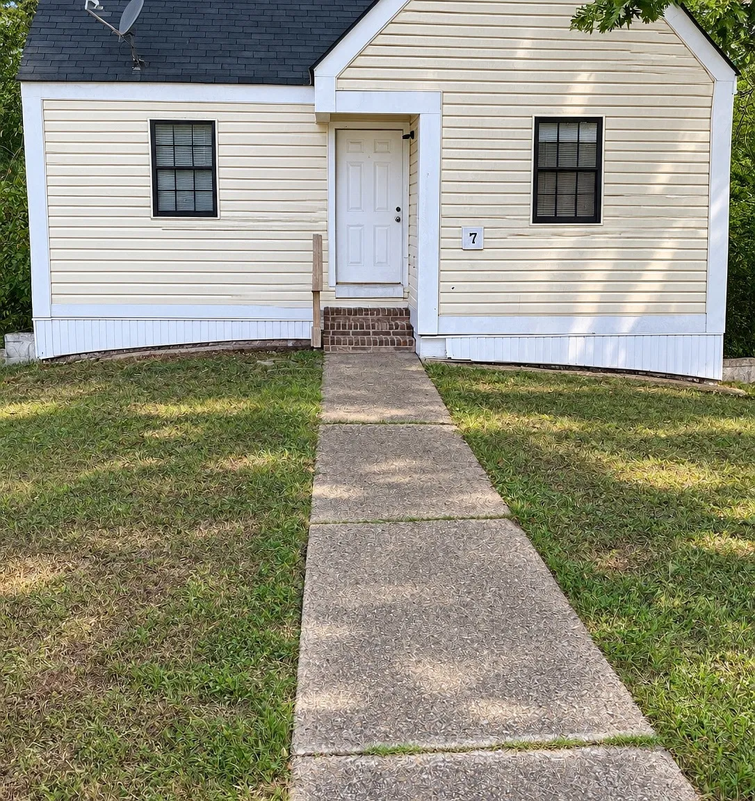 3 bed, 1250 sqft, $1,050 — Photo 1