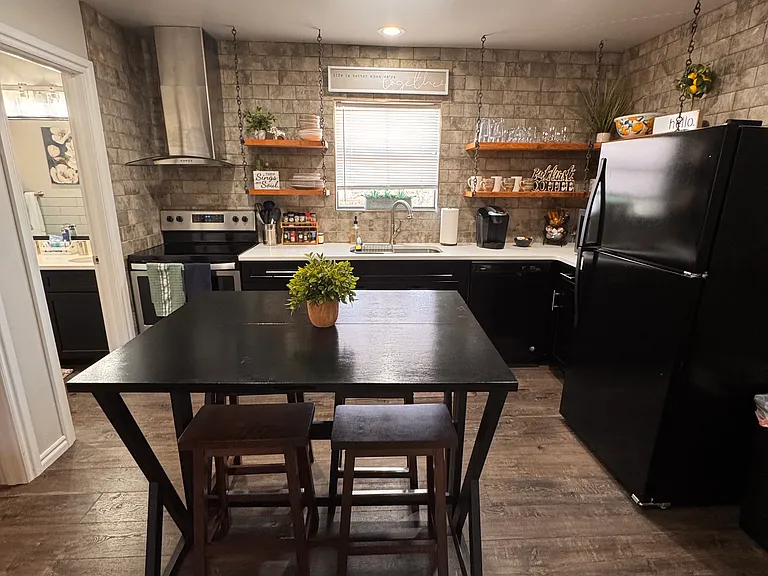 1207 W Gore Blvd #18 — Photo 3
