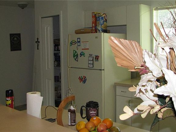 5th image of 909 E Alsobrook St