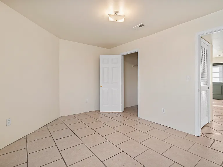 Collins Terrace Apartments — Photo 10