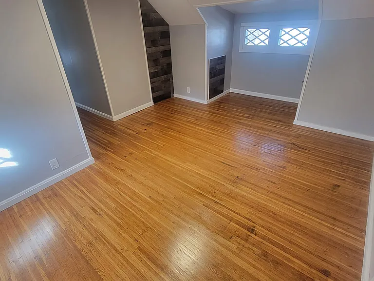 110UP Elmdorf Ave #UPPER — Photo 13