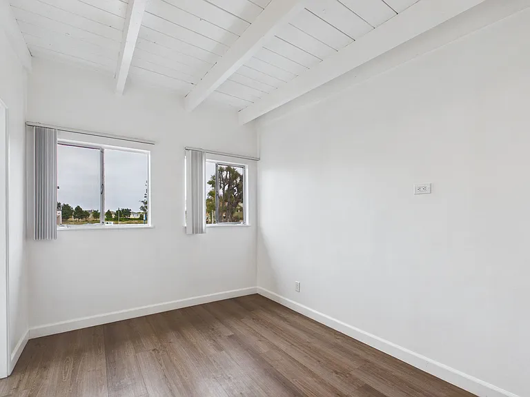205-215 W Roderick Ave #5 — Photo 16