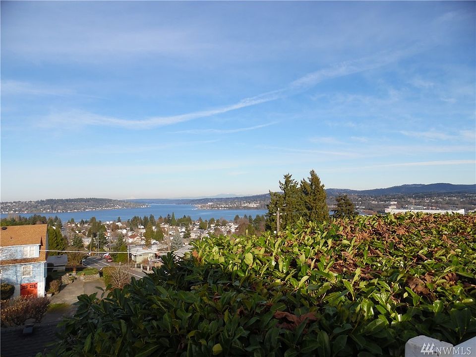 Beautiful basement rambler on large lot with views of Lk Washington, 2 car garage, PLUS shop!