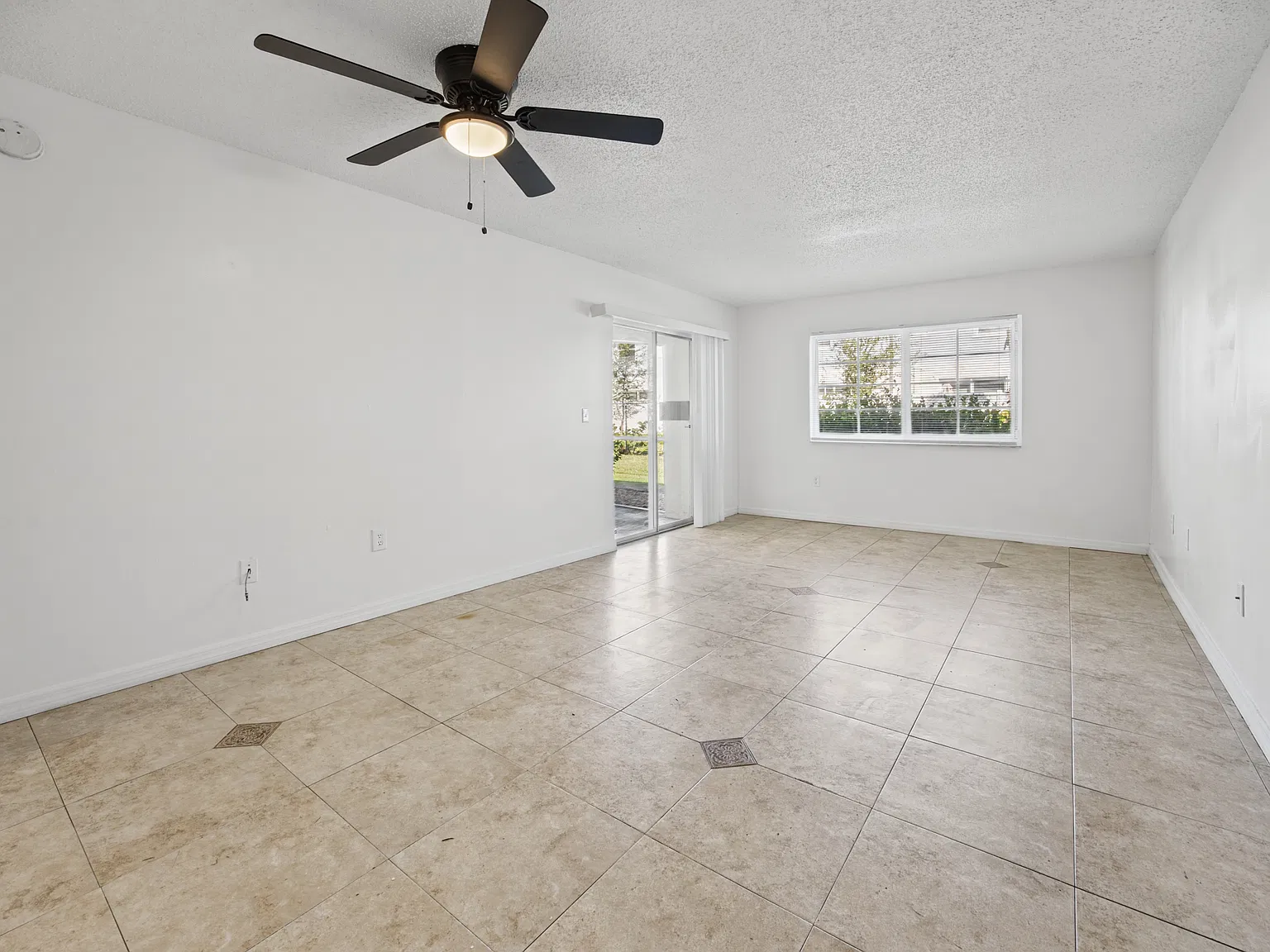 2 bed, 860 sqft, $1,350 — Photo 1
