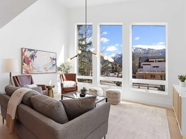 512 E 8th Ave, Canmore, AB T1W 2E3