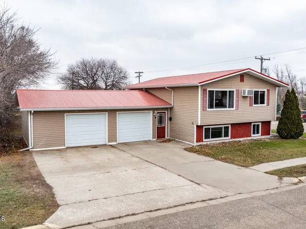 724 3rd St W, Napoleon, ND 58561