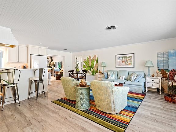 4th image of 736 Iris Ln