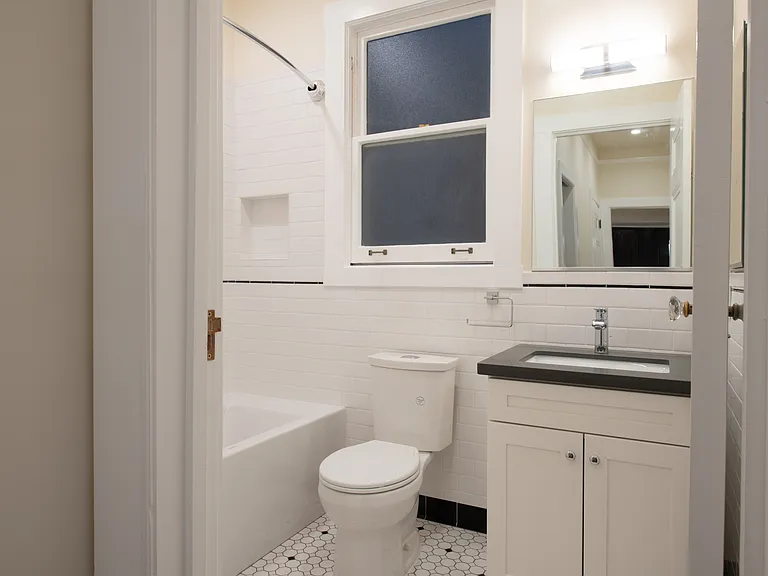 Warrington Apartments — Photo 12
