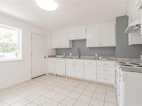3rd image of 2423 & 2421 W Magnolia St