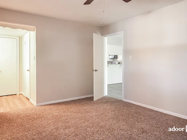 210 Castlewood Dr — Photo 14