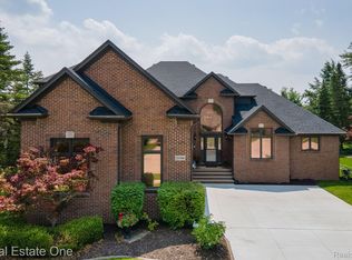 21098 Cervantes Ct, Macomb, MI 48044
