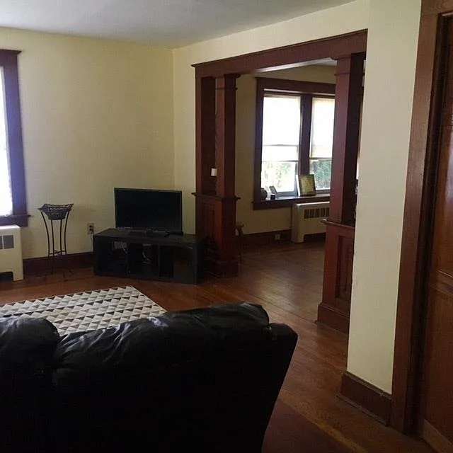 1 bed, 1050 sqft, $1,300 — Photo 2